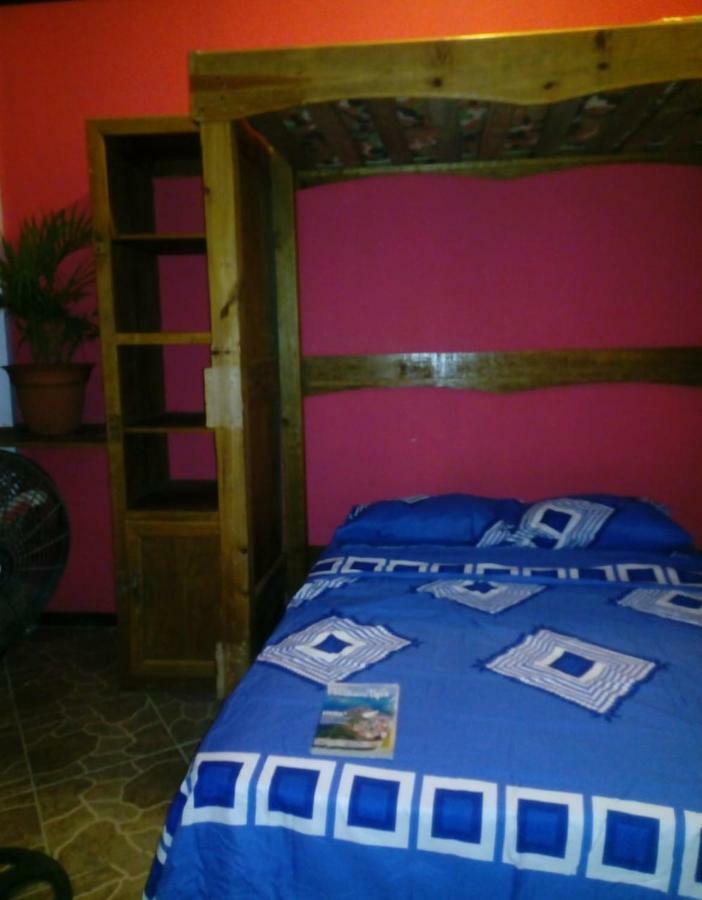 The Venue - Utila Hostel Kültér fotó